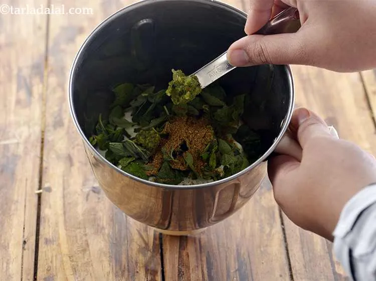 स्टेप 8 – हरी मिर्च की पेस्ट डालें। इसके अलावा, आप अधिक ज़िंग …