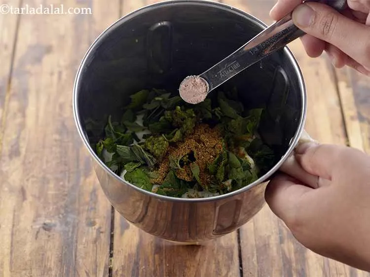 स्टेप 9 – नमक और काला नमक डालें। यदि आप उपवास कर रहे …