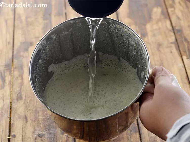 स्टेप 11 – ११/२ कप ठंडा पानी डालें।