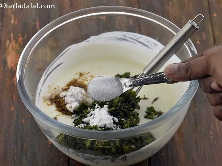 स्टेप 11 – पीसी हुई चीनी डालें। यह दही की खटास को संतुलित …