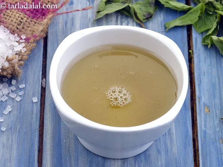 स्टेप 6 – २ टेबल-स्पून <a href=""https://www.tarladalal.com/mint-syrup-hindi-42639r"">पुदीना का सिरप</a> डालें। पुदीने की पत्तियों …