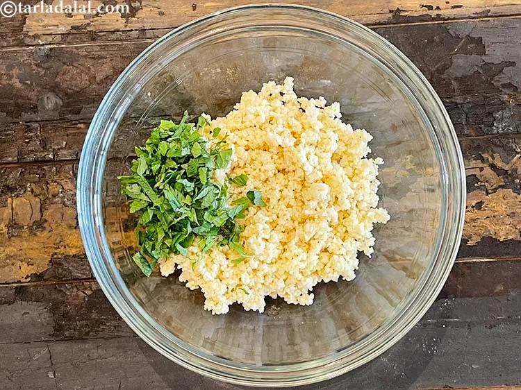 स्टेप 13 – २ टेबल-स्पून <a href=""https://www.tarladalal.com/glossary-chopped-mint-hindi-788i"">कटा हुआ पुदिना</a> डालें।