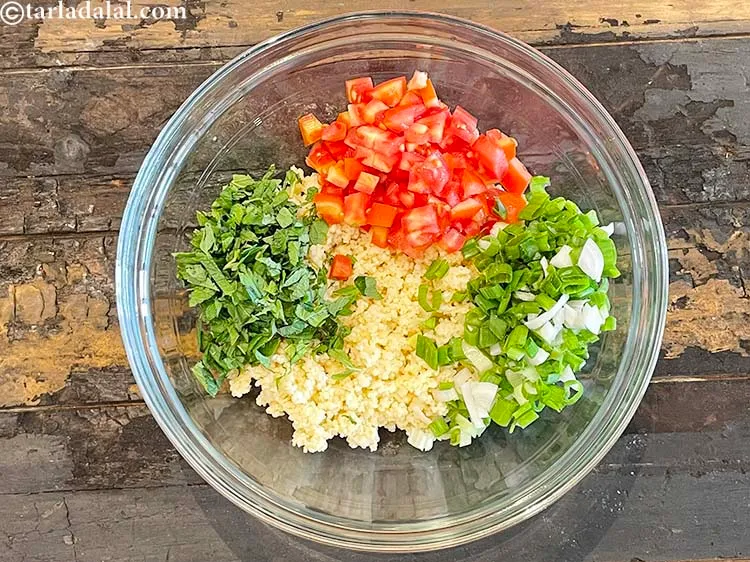 स्टेप 16 – १/४ कप <a href=""https://www.tarladalal.com/glossary-chopped-coriander-hindi-783i"">कटा हुआ हरा धनिया</a> डालें।