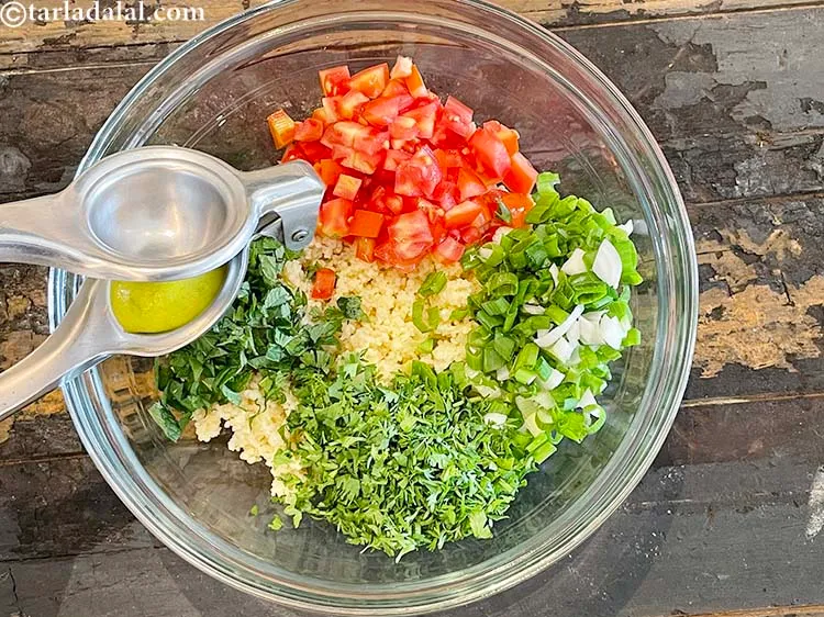 स्टेप 18 – २ टी-स्पून <a href=""https://www.tarladalal.com/glossary-lemon-juice-numbi-ka-ras-nimbu-ka-juice-hindi-471i"">नींबू का रस</a> डालें।