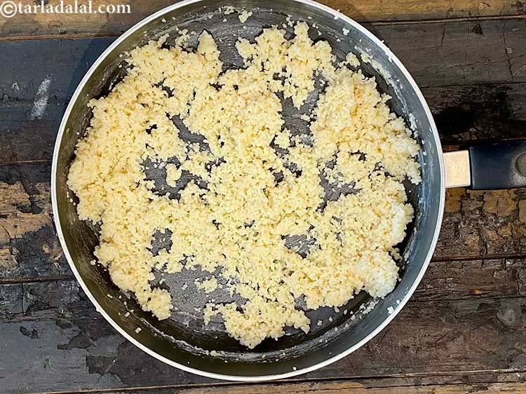 स्टेप 9 – यह ४ मिनट पर ली गई छवि है। कुसकुस उबलते …