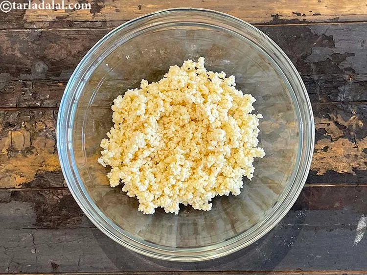 स्टेप 12 – एक गहरी कटोरी में पका हुआ कूसकूस डालें।