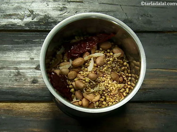 स्टेप 13 – ठंडा होने पर सूखे भुने हुई सामग्री को मिक्सर जार …