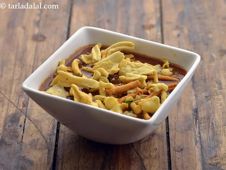 Step 32 – Sprinkle 2 tbsp of mixed farsan evenly over it. We do not put it prior …