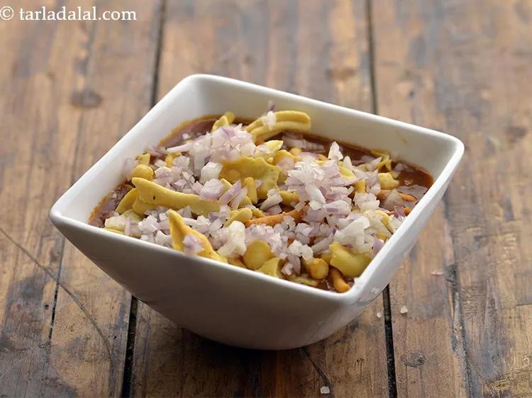 Step 33 – Sprinkle 2 tbsp of onions evenly over it.