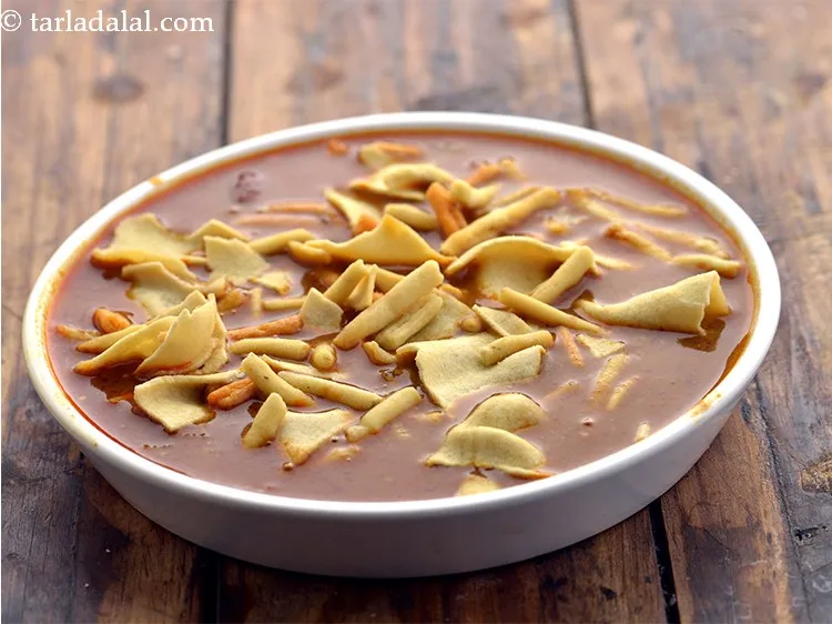 Step 42 – This is how the&nbsp;<strong>Mumbai roadside</strong>&nbsp;<strong>misal</strong>&nbsp;looks with the topping of sev and gathiya.&nbsp;