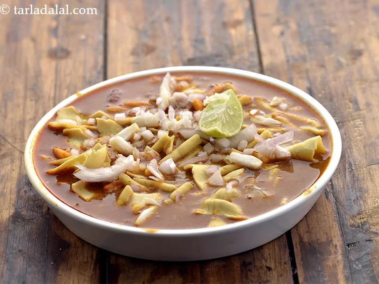 Step 43 – This is how the&nbsp;<strong>Mumbai roadside</strong>&nbsp;<strong>misal</strong>&nbsp;looks with usal, sev, gathiya, chopped onions and sliced lime.