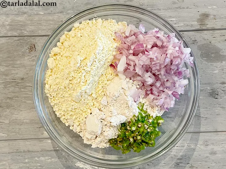 स्टेप 5 – १ टेबल-स्पून बारीक कटी हुई <a href=""https://www.tarladalal.com/glossary-green-chillies-hindi-331i"" target=""_blank""><strong>हरी मिर्च</strong></a> डालें।