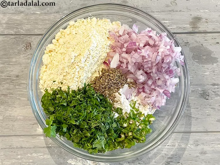 स्टेप 7 – १/४ कप बारीक <a href=""https://www.tarladalal.com/glossary-coriander-dhania-kothmir-hindi-369i#ing_783"" target=""_blank""><strong>कटा हुआ हरा धनिया</strong></a> डालें।