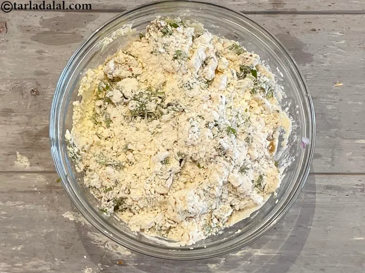 Step 10 – <meta charset="UTF-8" />Mix all the ingredients for&nbsp;<strong>Punjabi missi paratha</strong>&nbsp;very well using your fingertips.&nbsp;