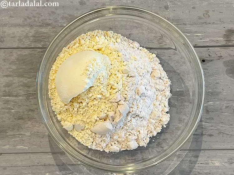 स्टेप 3 – इसमें १/२ कप <a href=""https://www.tarladalal.com/glossary-besan-chana-dal-flour-bengal-gram-flour-hindi-952i"" target=""_blank""><strong>बेसन</strong></a> डालें।