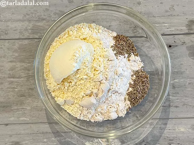 स्टेप 5 – १ टी-स्पून <a href=""https://www.tarladalal.com/glossary-cumin-seeds-jeera-zeera-hindi-381i"" target=""_blank""><strong>ज़ीरा</strong></a> डालें।