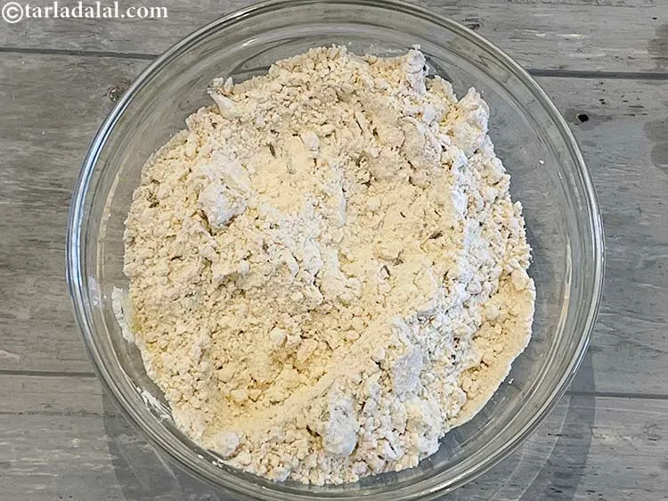 Step 10 – Mix all the ingredients for <strong>Rajasthani paratha</strong> very well using your fingertips.&nbsp;