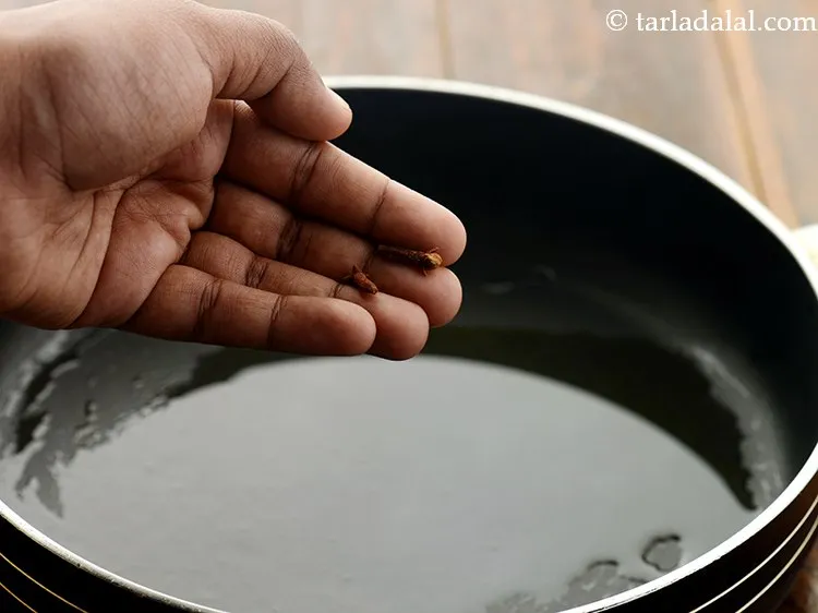 स्टेप 9 – लौंग डालें। यह हमारे पुलाओ को एक अच्छा स्वाद देगा।