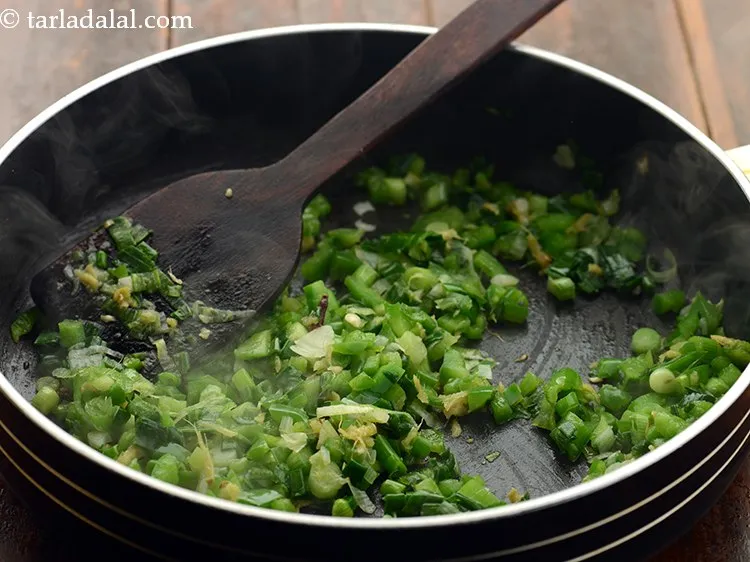 स्टेप 16 – मध्यम आंच पर २-३ मिनट के लिए भूनें।