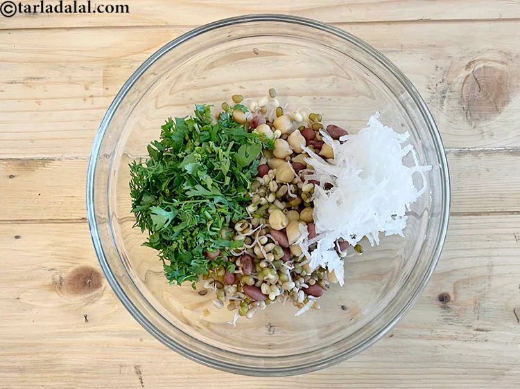 स्टेप 12 – १/४ कप <a href=""https://www.tarladalal.com/glossary-grated-radish-hindi-953i"">कसी हुई मूली</a> डालें।&nbsp;<a href=""https://www.tarladalal.com/recipes-using-radish-in-hindi-502"">मूली</a> में&nbsp;<a href=""https://www.tarladalal.com/recipes-for-Vitamin-C-Rich-Indian-Recipes-in-hindi-language-804"">विटामिन …