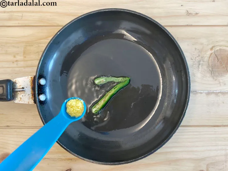 स्टेप 19 – एक चुटकी <a href=""https://www.tarladalal.com/glossary-asafoetida-hing-hindi-113i"">हींग</a> डालें।