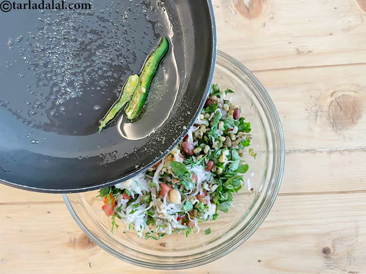 स्टेप 21 – इस तड़के को सलाद के ऊपर डालें।