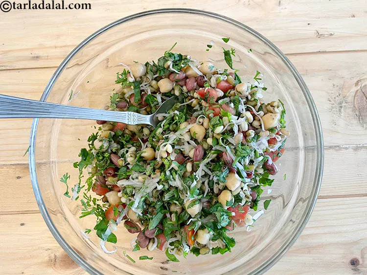 स्टेप 22 – <strong>मिक्स स्प्राउट सलाद</strong> को | <strong>स्वस्थ स्प्राउट सलाद | वजन …