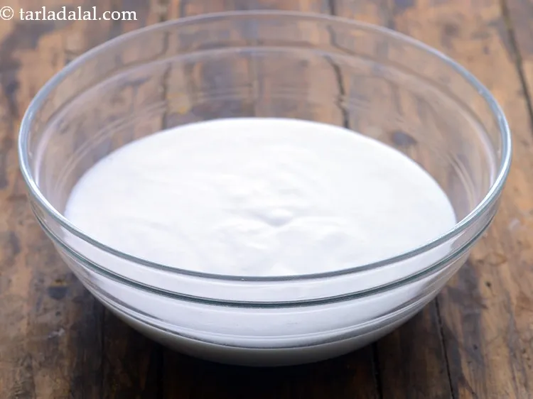 स्टेप 1 – <strong>मिक्स्ड वेजिटेबल हांडवो</strong> का घोल तैयार करने के लिए, एक …