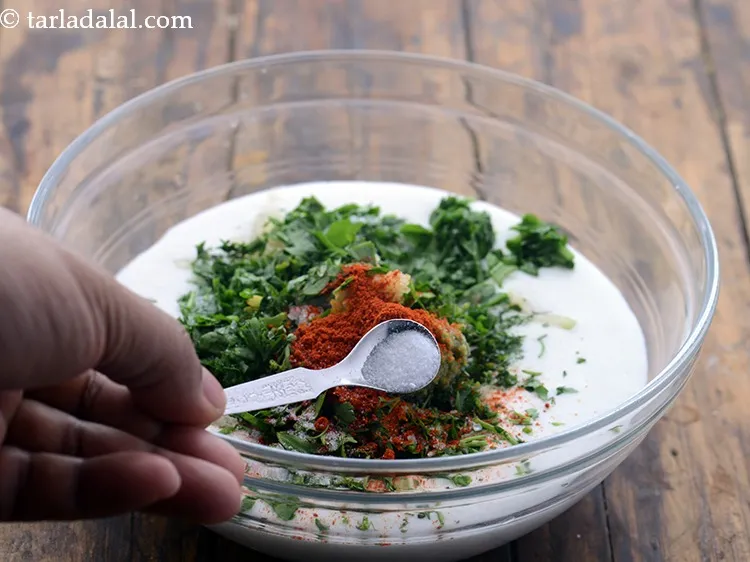 स्टेप 10 – स्वाद के लिए नमक डालें (रेडीमेड घोल में ज्यादातर नमक …