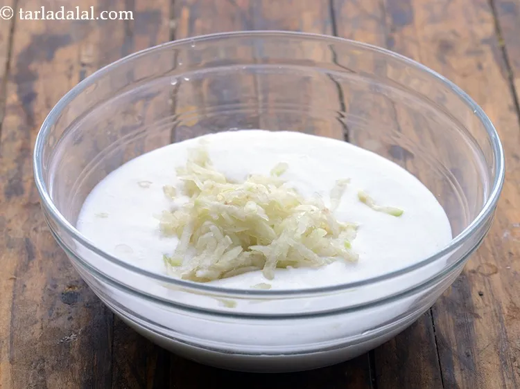 स्टेप 2 – कद्दूकस की हुई लौकी डालें। आप लौकी के प्रतिस्थापन के …