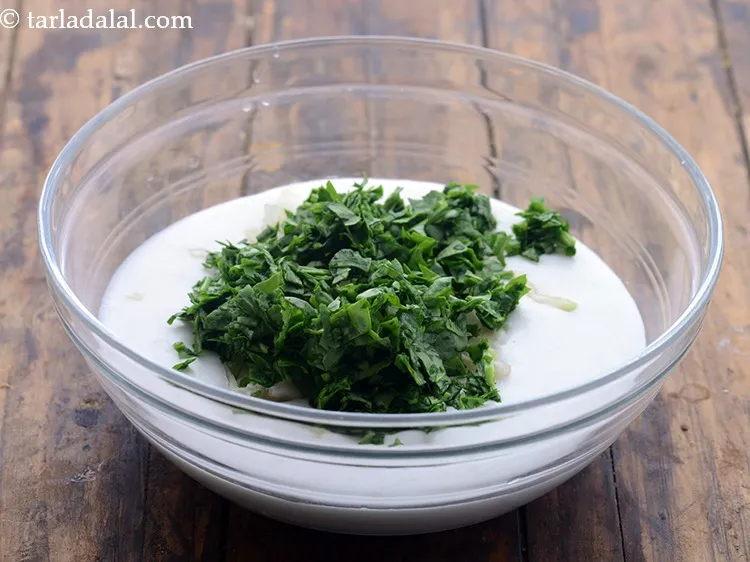 स्टेप 3 – कसा हुआ गाजर और पालक डालें।