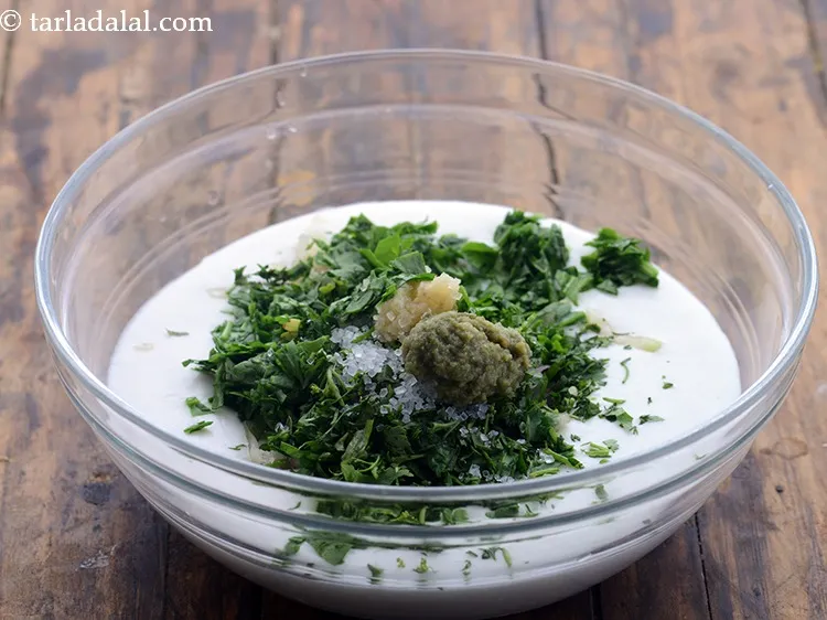 स्टेप 7 – हरी मिर्च की पेस्ट और लहसुन की पेस्ट डालें। हमने …