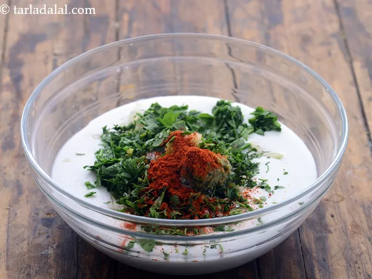 स्टेप 9 – मिर्च पाउडर डालें।