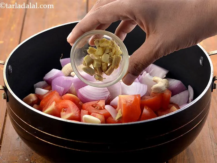 Step 6 – Then add the ginger as well. This will give an earthy taste to gravy.