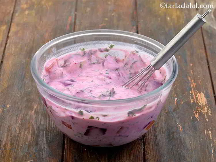 स्टेप 10 – एक चम्मच या एक व्हिस्क की मदद से <strong>वेज रायता</strong> …