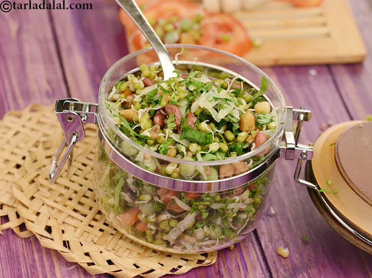 स्टेप 23 – परोसने से ठीक पहले, हरी मिर्च को निकाल दें और …