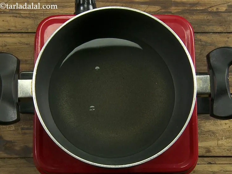 स्टेप 3 – <strong>उकडीचे मोदक</strong> का आटा बनाने के लिए, एक गहरे नॉन-स्टिक …