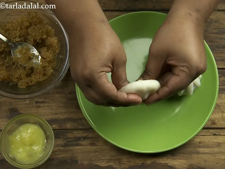 स्टेप 16 – <p>एक डिस्क आकार बनाने के लिए अपनी उंगलियों से आटे …