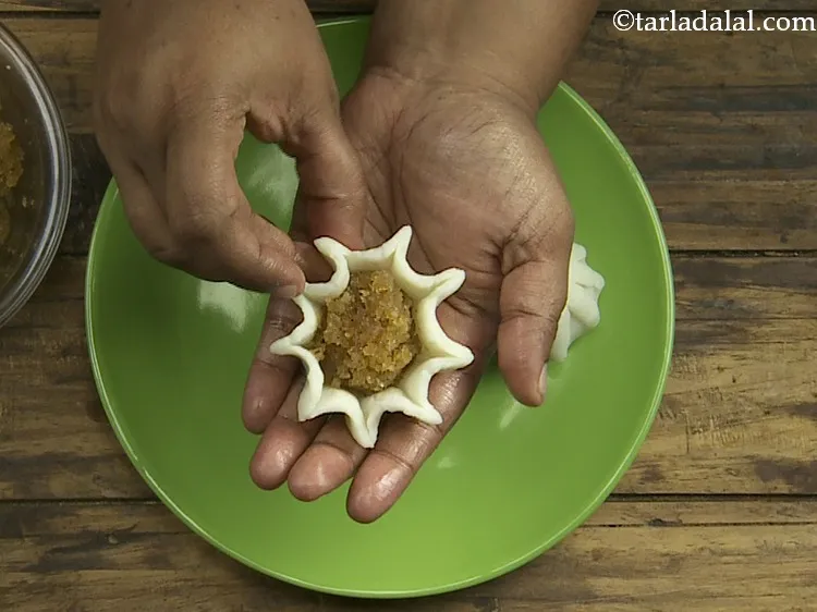 Step 19 – <p>Press the edges and create the pleats.</p>