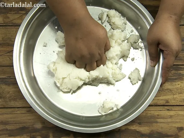 स्टेप 7 – अपनी हथेली से आटा गूंधना शुरू करें। यदि आपको अभी …