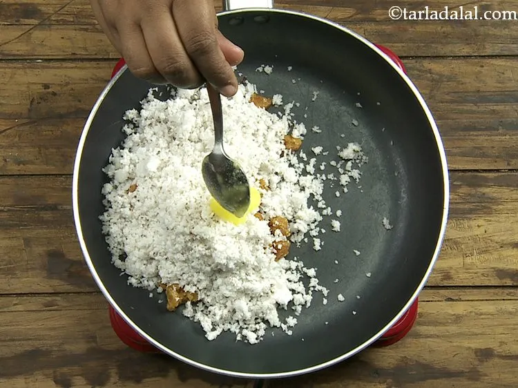 स्टेप 10 – एक गहरे नॉन-स्टिक पैन को गरम करें, उसमें गुड़, नारियल …