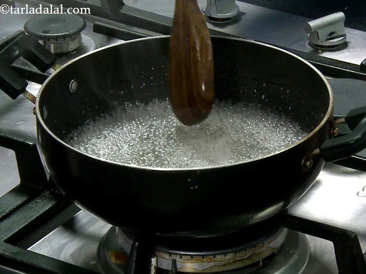 स्टेप 18 – अच्छी तरह से मिलाएं और तेज आंच पर लगातार हिलाते …