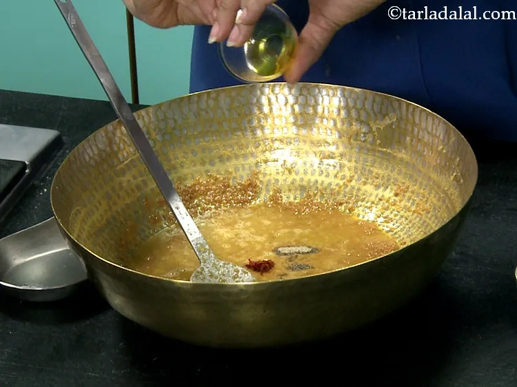 स्टेप 25 – तैयार केसर-पानी का मिश्रण डालें।