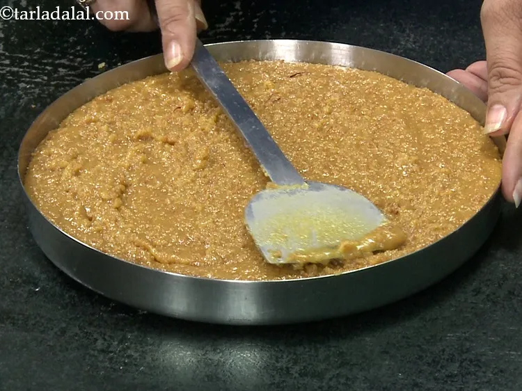 स्टेप 31 – समान रूप से एक सपाट चम्मच का उपयोग करके फैलाएं।