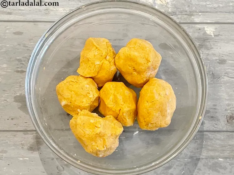 Step 11 – Divide the dough of <strong>healthy radish jowar chapati</strong>&nbsp;into 6 equal portions.