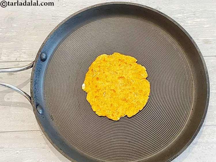 स्टेप 25 – पलटें और दूसरी तरफ से पकाएं। ध्यान दें कि हमने …