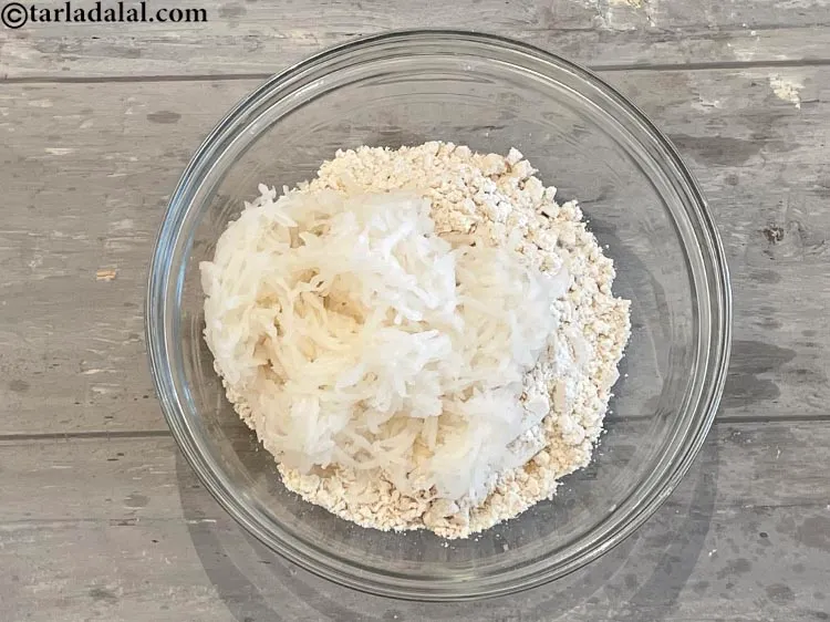 स्टेप 3 – १/२ कप कसी हुई सफेद मूली डालें।&nbsp;<a href=""https://www.tarladalal.com/recipes-using-radish-in-hindi-502"">मूली</a> में&nbsp;<a href=""https://www.tarladalal.com/recipes-for-Vitamin-C-Rich-Indian-Recipes-in-hindi-language-804"">विटामिन …