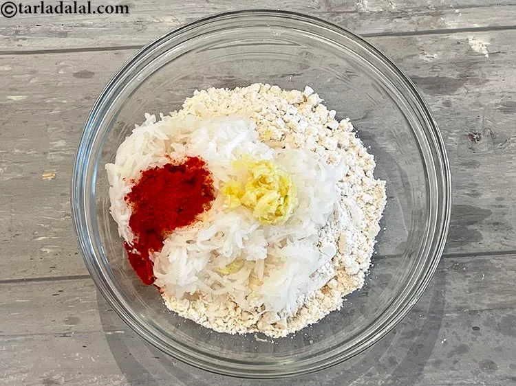 स्टेप 5 – १ टी-स्पून मिर्च पाउडर डालें।