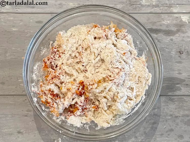 स्टेप 8 – एक गहरी कटोरी में सभी सामग्री को मिलाएं।