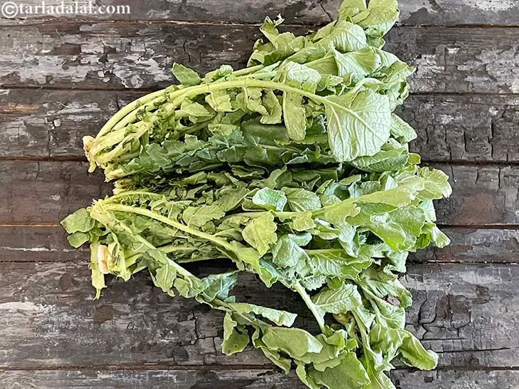 स्टेप 8 – मूली के पत्तों को अपनी उंगलियों से मोड कर तोड़ …